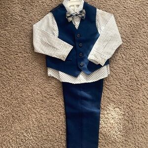 Van Heusen little boy 4 pieces set only worn once